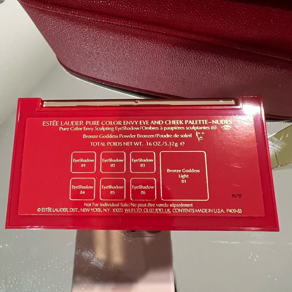 New Esteem Lauder Cosmetic set - Picture 3 of 6